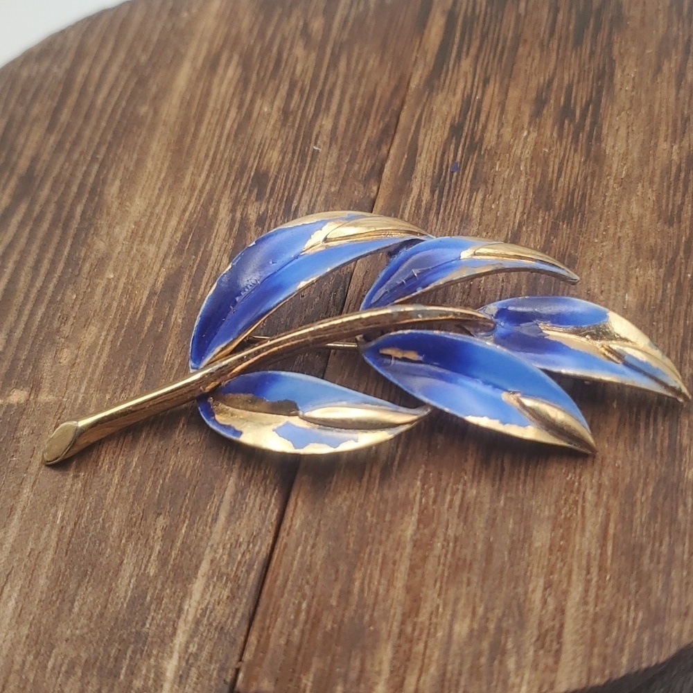 B616 Fairy skies signed distressed melt brooch swaying leaf